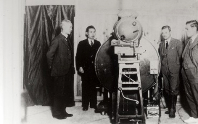 撮像装置と高柳健次郎博士（左2人目）と恩師中村幸之助校長（左1人目）